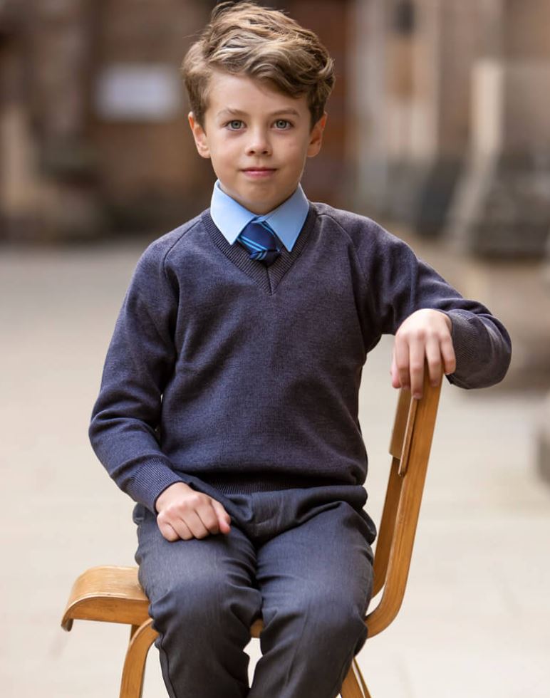 Pull en coton col en V bleu George Boys taille 6-7 ans Pull en coton col en V bleu George Boys taille 6-7 ans